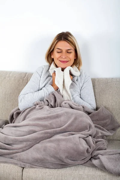 Attraktive Blonde Frau Entspannt Sich Auf Der Couch Eine Graue — Stockfoto