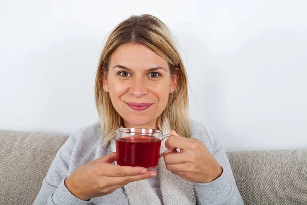 Blonde Attraktive Frau Trinkt Heißen Tee Während Sie Auf Der — Stockfoto