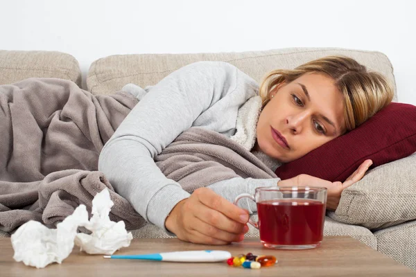 Mujer Enferma Acostada Sofá Envuelta Una Manta Caliente Medicamentos Termómetro — Foto de Stock