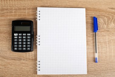 Sayaç, kalem, defter, pergel - okul ve ofis malzemeleri ahşap arka plan üzerinde