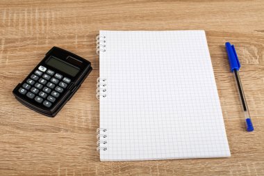 Sayaç, kalem, defter, pergel - okul ve ofis malzemeleri ahşap arka plan üzerinde