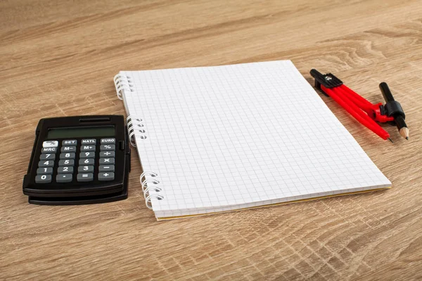 Räknaren Penna Notebook Kompasser Skolan Och Kontorsmateriel Trä Bakgrund — Stockfoto