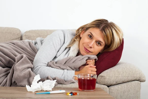 Больная Женщина Лежит Диване Завернутая Теплое Одеяло Лекарства Термометр Чай — стоковое фото