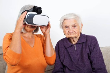 Sanal gerçeklik video kulaklık ile karşılaşan yaşlı kadınlar