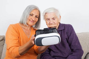 Sanal gerçeklik video kulaklık ile karşılaşan yaşlı kadınlar