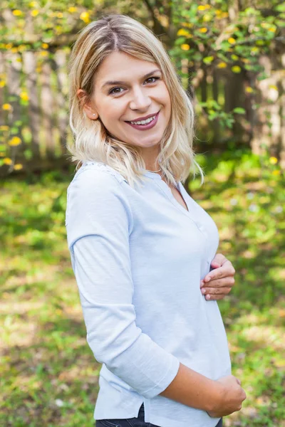 Vacker Ung Kvinna Som Håller Hennes Mage Trädgården Första Trimestern — Stockfoto