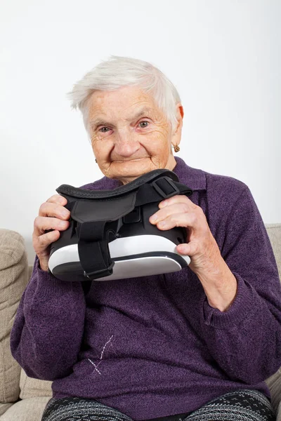 Starší Důchodce Žena Zažívá Virtuální Realita Video Mikrofonem — Stock fotografie