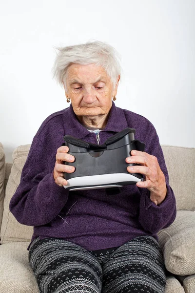 Starszych Emerytów Kobieta Przeżywa Rzeczywistość Wirtualna Wideo Zestawu Słuchawkowego — Zdjęcie stockowe