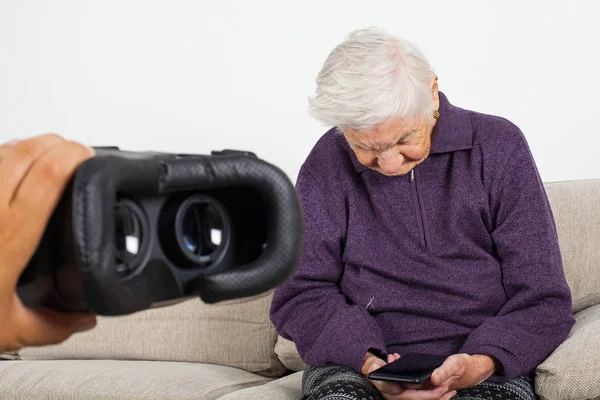 高齢者の引退のヘッドセットと仮想現実ビデオを経験している女性 — ストック写真