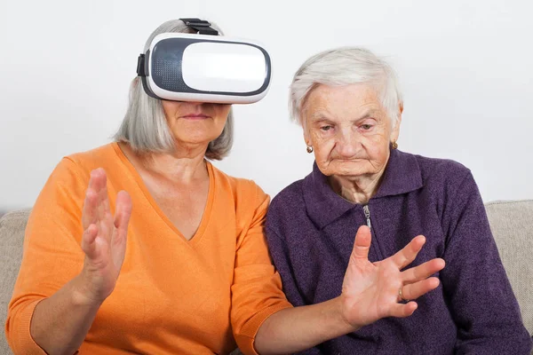 Starszych Kobiet Przeżywa Rzeczywistość Wirtualna Wideo Zestawu Słuchawkowego — Zdjęcie stockowe