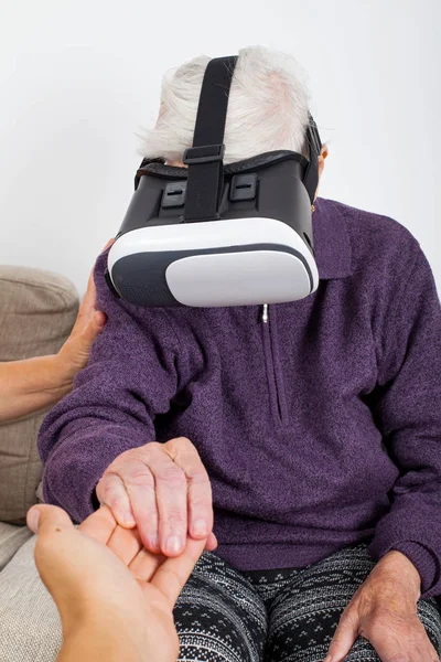 Mujeres Mayores Experimentando Vídeo Realidad Virtual Con Auriculares — Foto de Stock