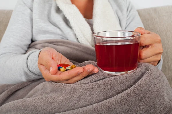 Holding Bir Sıcak Çay Ilaç Kanepede Otururken Hasta Kadın Resim — Stok fotoğraf