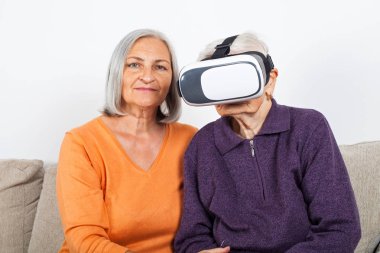 Sanal gerçeklik video kulaklık ile karşılaşan yaşlı kadınlar