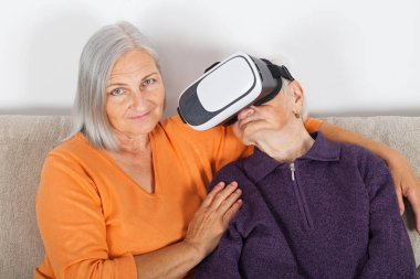 Sanal gerçeklik video kulaklık ile karşılaşan yaşlı kadınlar