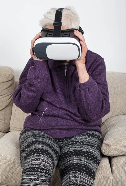 Anciana Jubilada Experimentando Vídeo Realidad Virtual Con Auriculares — Foto de Stock