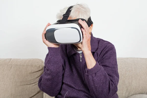 Anciana Jubilada Experimentando Vídeo Realidad Virtual Con Auriculares — Foto de Stock
