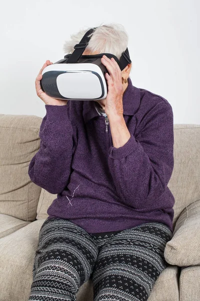 Anciana Jubilada Experimentando Vídeo Realidad Virtual Con Auriculares — Foto de Stock