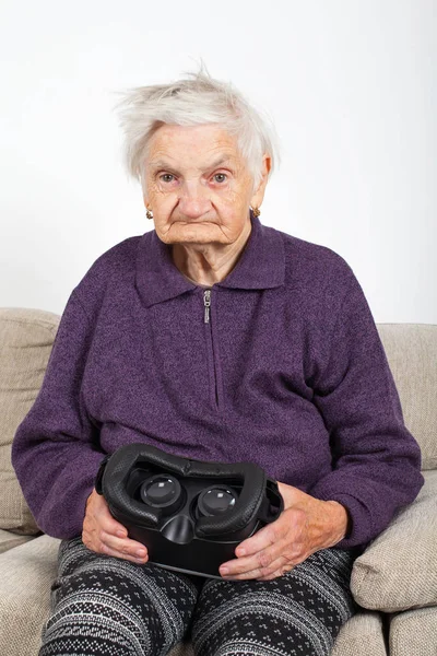 Anciana Jubilada Experimentando Vídeo Realidad Virtual Con Auriculares — Foto de Stock