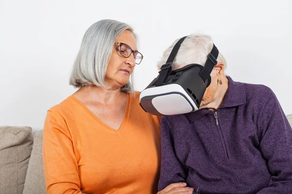 Пожилые Женщины Испытывающие Видео Виртуальной Реальности Наушниками — стоковое фото