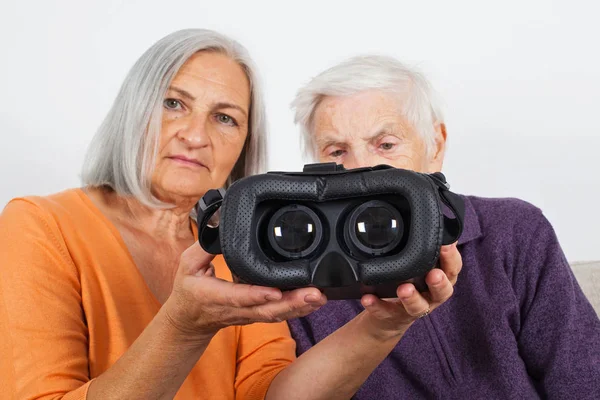 ヘッドセットと仮想現実ビデオを経験している高齢の女性 — ストック写真