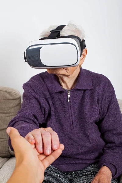 Starší Ženy Které Prožívají Virtuální Realita Video Mikrofonem — Stock fotografie