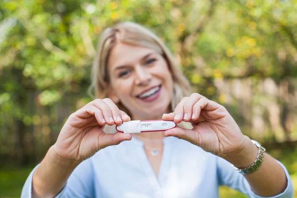 Okouzlující Blondýnka Drží Těhotenský Test Radost Výsledku — Stock fotografie