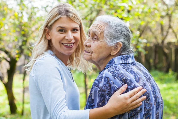 Imagen Una Anciana Vestido Azul Pasando Tiempo Calidad Con Una — Foto de Stock