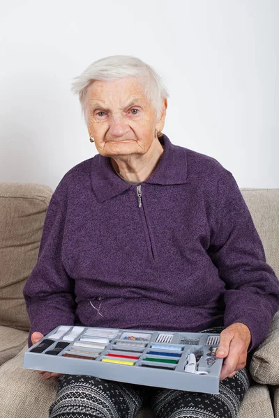 Starsza Kobieta Gospodarstwa Zestaw Szycia Przędzy Barwionej Skręcone — Zdjęcie stockowe