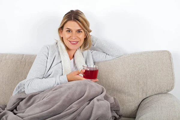 Schöne Frau Entspannt Sich Auf Dem Sofa Und Trinkt Heißen — Stockfoto