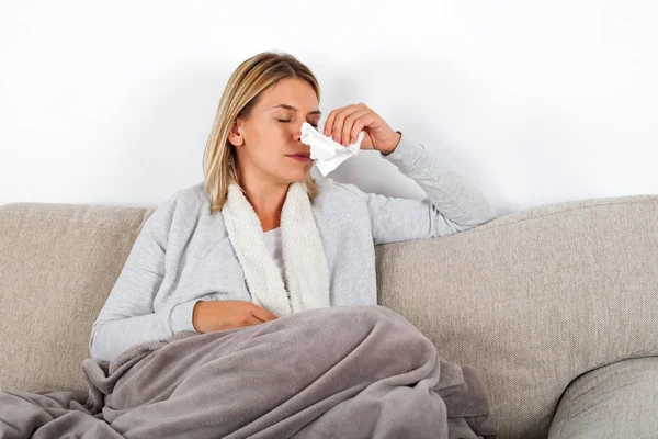 Picture Sick Young Lady Sitting Couch Blowing Her Runny Nose — Stock Photo, Image