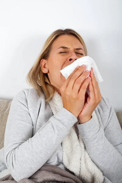 Picture Sick Young Lady Sitting Couch Blowing Her Runny Nose — Stock Photo, Image