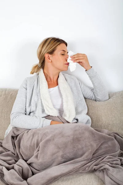 Picture Sick Young Lady Sitting Couch Blowing Her Runny Nose — Stock Photo, Image