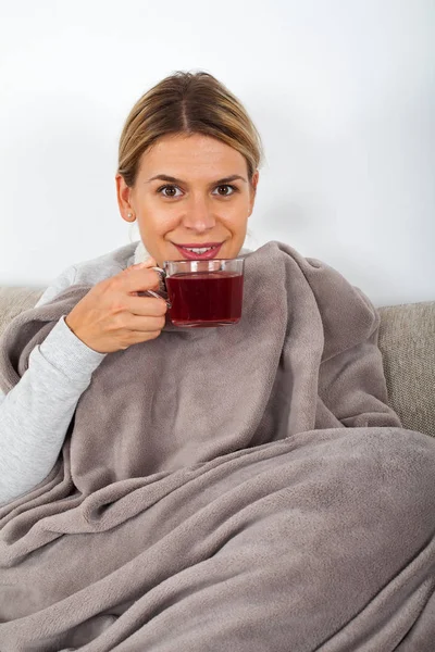 Kranke Junge Frau Ruht Auf Dem Sofa Während Sie Heißen — Stockfoto