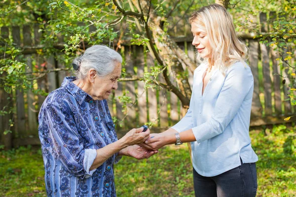 Picture Elderly Woman Blue Dress Spending Quality Time Beautiful Granddaughter — Stock Photo, Image