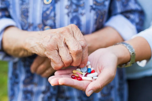 Närbild Bild Skrynkliga Äldre Hand Och Handfull Läkemedel Och Vitaminer — Stockfoto