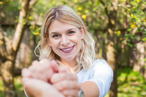 Portret Czarujący Blond Kobieta Trzymając Rękę Swojego Chłopaka Uśmiechając Się — Zdjęcie stockowe