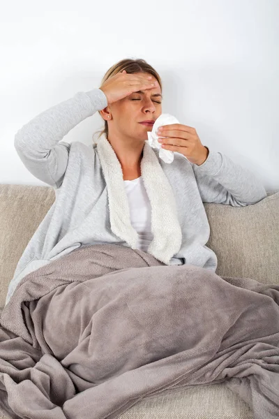 Picture Sick Young Lady Sitting Couch Blowing Her Runny Nose — Stock Photo, Image