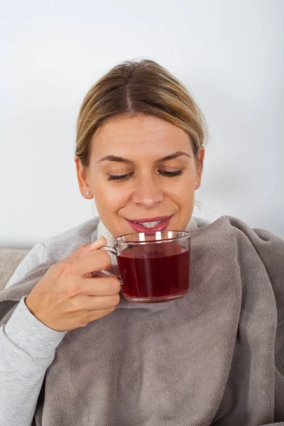 Kranke Junge Frau Ruht Auf Dem Sofa Während Sie Heißen — Stockfoto