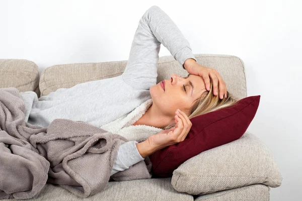 Young Woman Seasonal Flu Having Headache Fever Lying Sofa Wrapped — Stock Photo, Image