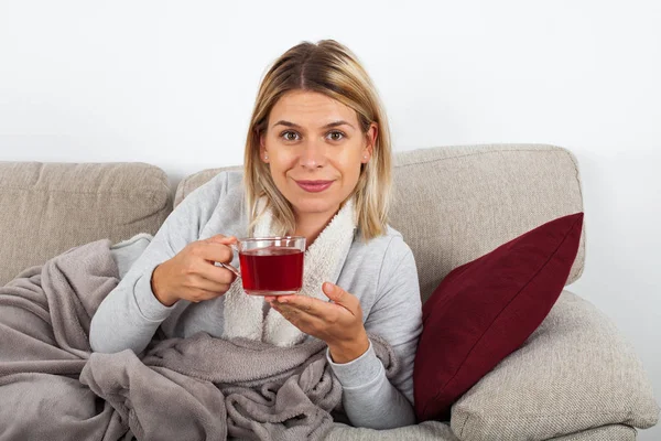 Schöne Frau Entspannt Sich Auf Dem Sofa Und Trinkt Heißen — Stockfoto