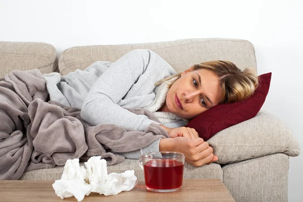 Mujer Joven Que Tiene Gripe Estacional Está Descansando Thesofa Beber — Foto de Stock