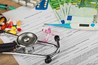 Tıbbi sigorta belgesi, hap, hesap makinesi ve para - sağlık maliyetleri resmi oluşturan kapatın