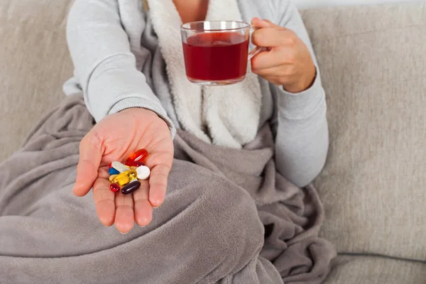 Giovane Donna Che Influenza Stagionale Sta Riposando Sul Thesofa Bere — Foto Stock