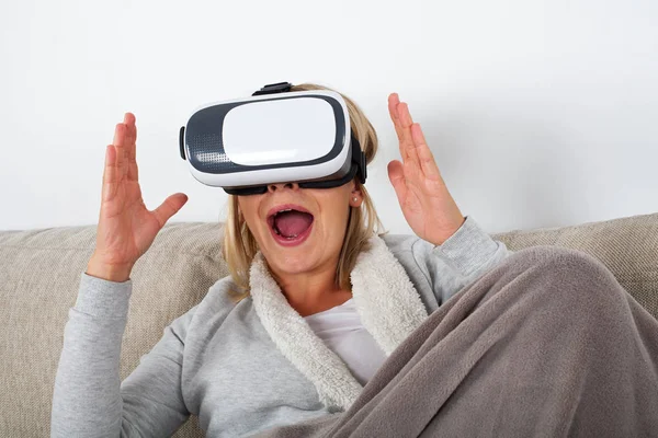 Jovencita Alegre Sentada Sofá Disfrutando Auricular Realidad Virtual — Foto de Stock