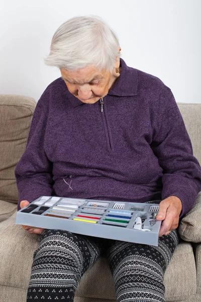 Elderly Woman Holding Sewing Kit Colored Twisted Yarn — Stock Photo, Image