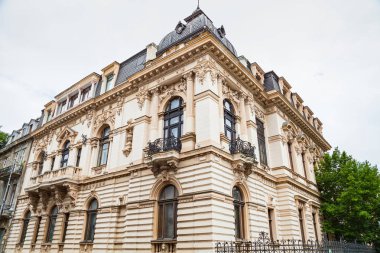 Güzel bir eski Romanya'nın başkenti Bükreş'te bina resim
