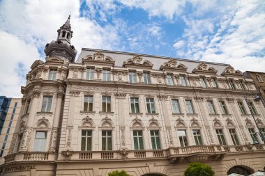 Güzel bir eski Romanya'nın başkenti Bükreş'te bina resim