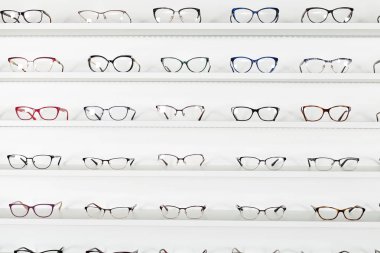 Modaya uygun düzeltici gözlükleri optik mağaza rafındaki