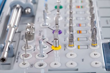 Bir implant cerrahi seti resmi oluşturan kapatın