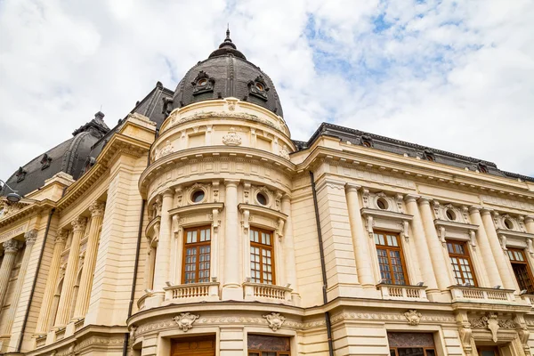 罗马尼亚首都布加勒斯特一座美丽的老建筑的图片 — 图库照片
